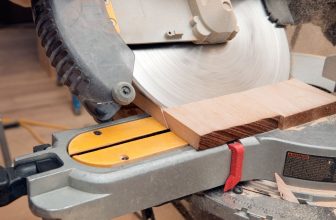 sliding miter saw cuts wood