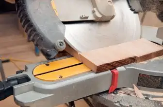 sliding miter saw cuts wood