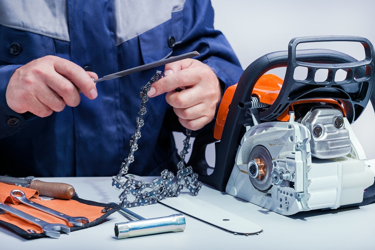 Man remove chainsaw chain